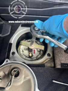 Применение съемника крышек топливных модулей на Honda CR-V III (RE)